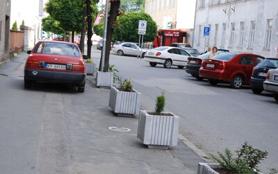 Prvé mesto na Slovensku sľúbilo, že zatiaľ nebude pokutovať za parkovanie na chodníku. Zákaz začne platiť už o pár dní