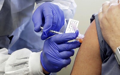 Prvé vakcíny proti koronavírusu fungujú, úspech hlásia z USA aj Veľkej Británie. Prvé očkovanie by mohlo byť už v septembri