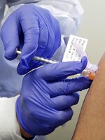 První vakcíny proti koronaviru fungují, úspěch hlásí z USA i Velké Británie. První očkování by mohlo být už v září