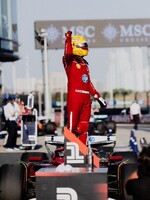 Prvé víťazstvo vo farbách Ferrari: Hamilton v Číne zaznamenal historický úspech