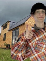 Prvé vlastné bývanie v osemnástich? Radek si postavil svojpomocne tiny house, vyšlo ho to zhruba 20-tisíc eur