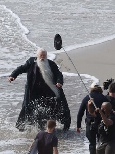 Prvé zábery odhalili nového Dumbledora. Fanúšikovia majú zmiešané reakcie