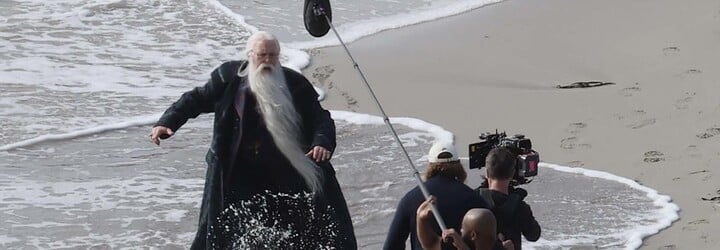 Prvé zábery odhalili nového Dumbledora. Fanúšikovia majú zmiešané reakcie