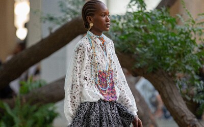 První přehlídka Chanel v Africe přinesla místně zdobené motivy a retro módu. V publiku byli Pharrell Williams či Naomi Campbell 