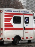 Psychiatrický pacient v Levoči ukradol sanitku. Naháňačka s policajtmi sa skončila až v lese