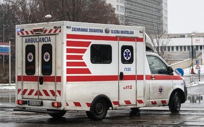 Psychiatrický pacient v Levoči ukradol sanitku. Naháňačka s policajtmi sa skončila až v lese