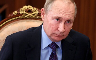 Putin drtivě prohrává v judu s malým klukem. Ukrajina má nové známky podle díla od Banksyho