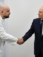 Putin si podával ruku s lekárom, ktorý má koronavírus. Zatiaľ pracuje z domu, neustále ho však testujú
