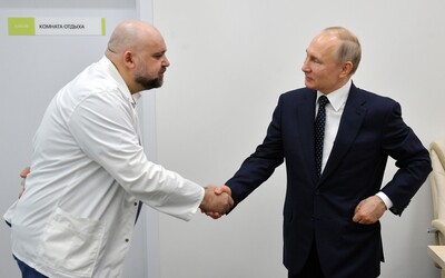 Putin si podával ruku s lekárom, ktorý má koronavírus. Zatiaľ pracuje z domu, neustále ho však testujú