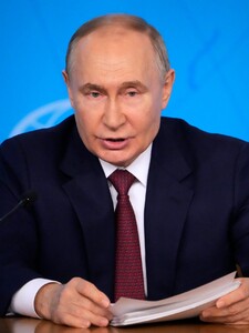 Putina sprevádzajú stíhačky aj vo vlastnej krajine. Ruský nezávislý portál píše, že prezident sa bojí