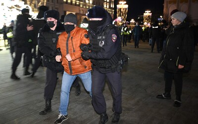 Putinův režim opět hromadně zatýkal. Policie zadržela více než 1 100 protiválečných demonstrantů