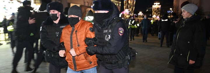 Putinův režim opět hromadně zatýkal. Policie zadržela více než 1 100 protiválečných demonstrantů