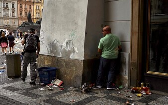 Pyrotechnika, hory odpadků a močení v ulicích: Úklid po fotbalovém finále stál Prahu 350 tisíc