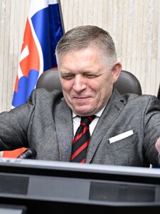 REBRÍČEK: Robert Fico je druhý najlepšie zarábajúci premiér v pomere k hrubej mzde. Oproti Slovákom zarobí nadpriemerne veľa