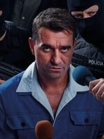 RECENZIA: ČERNÁK – žiadna oslava mafiána a sériového vraha, ale v kine sa aj zasmeješ