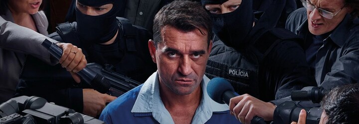 RECENZIA: ČERNÁK – žiadna oslava mafiána a sériového vraha, ale v kine sa aj zasmeješ