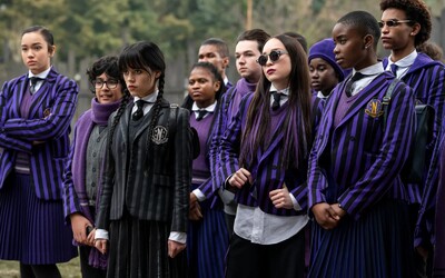 RECENZIA: Vo Wednesday dostávame až príliš veľa Harryho Pottera, za úspechom seriálu z prostredia Addamsovcov stojí Jenna Ortega