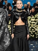 REFRESHNI SI PLAYLIST: PTK nahral letný hit, nový A$AP Rocky a collab Miley Cyrus s Naomi Campbell, ktorý musíš vidieť