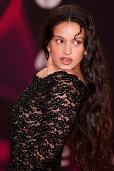 REFRESHNI SI PLAYLIST: Rosalía spieva s orchestrom, Shimmi (alebo Simi?) má feat s Calinom a vyšiel aj nový G1nter