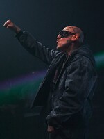 REFRESHNI SI PLAYLIST: Separ valcuje streamy s albumom Neviem, Drake vydal klip v štýle 90. rokov a boduje tiež Miley Cyrus