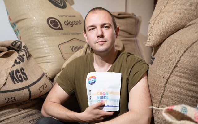 REPORTÁŽ: Praženie kávy je trochu umenie a trochu chémia. Mletú nebudeme predávať nikdy, odkazuje majiteľ Coffeeinu