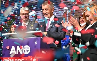 REPORTÁŽ: Vysmátý Babiš přijel s reprákem v ruce, pak nečekaně zmizel. Jak to vypadalo ve štábu ANO?