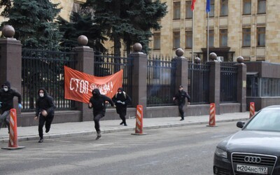 Radikálni boľševici napadli dymovnicami české veľvyslanectvo v Moskve. Má ísť o pomstu za zvrhnutie sochy pamätníku maršála Koneva