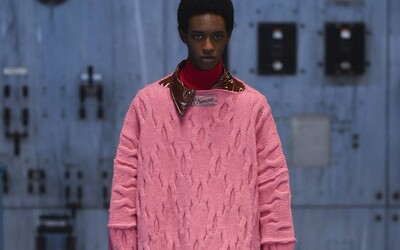 Raf Simons představuje genderově neutrální kolekci podzim/zima 2021, čímž boří stereotypy o mužské a ženské módě