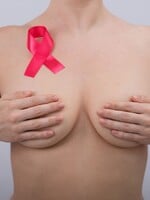 Rakovina prsu se nevyhýbá ani mladým ženám. Jak si prsa správně samovyšetřit?
