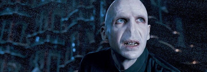 Ralph Fiennes si chce vo Fantastických zveroch znova zahrať Voldemorta