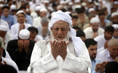 Ramadán začíná: Muslimové budou měsíc držet půst a obdarovávat chudé