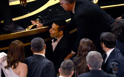 Rami Malek vyhrál Oscara a pak s ním spadl z pódia. Museli ho i ošetřovat