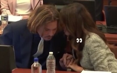 Randí Johnny Depp so svojou právničkou? Vymieňajú si dotyky rúk a pohľady, ona na fámy zareagovala úsmevom