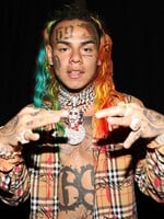 Raper 6ix9ine vydal nový album v rytmoch reggaetonu. Podarí sa mu návrat na vrchol hudobných rebríčkov?  