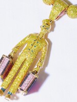 Tyler, the Creator, si koupil náhrdelník s podobiznou hotelového nosiče zavazadel. Stál ho více než 10 milionů korun