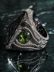 Raper Yeat si kúpil nový prsteň s úlomkom meteoritu. Je vyrobený vo vesmíre, jeho hodnota je astronomická