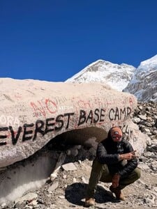 Rapper Separ čelí ostré kritice za graffiti v base campu Mount Everestu. Co lidem vzkázal?