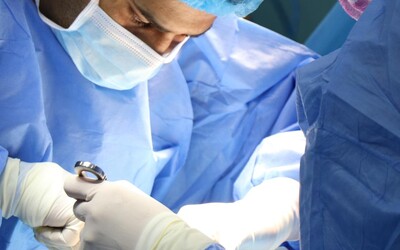 Rarita v jihlavské nemocnici: Jehovistce udělali endoprotézu obou ramen a bez transfuze