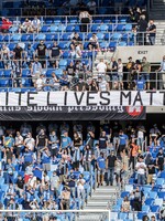 Rasistickí fanúšikovia futbalového Slovana vyvesili transparent White Lives Matter, nikto ich nenapomenul