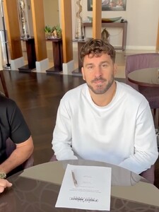 Rasťo z Ruže pre nevestu podpísal zmluvu s Fight Night Challenge. V ringu ho uvidíme už v decembri