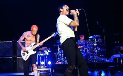 Red Hot Chili Peppers: spevák prišiel o panictvo v 12 rokoch s otcovou priateľkou, basgitarista v tom veku už fajčil trávu