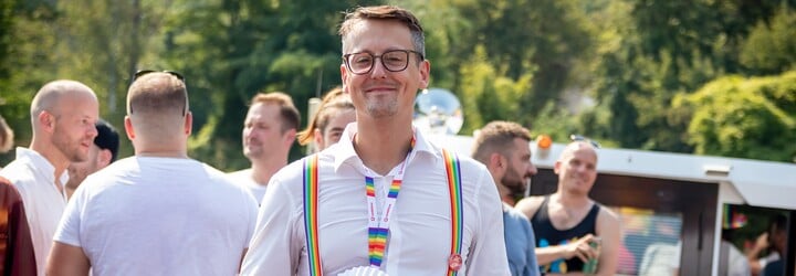 Ředitel Prague Pride Tom Bílý: Většina LGBT+ lidí se outuje v průběhu celého života. Není to jednorázová záležitost (Rozhovor)