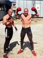 Refresher získal svedectvo o mafiánoch Dvojičkách: Na dílera vyliali vriacu vodu, ďalšieho natreli medom, aby ho dopichali včely
