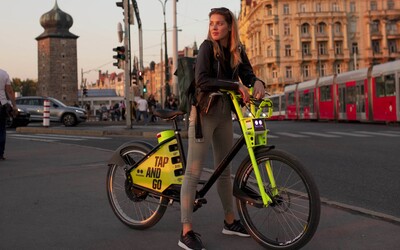 Rekola mají konkurenta, v Praze začalo jezdit 500 elektrokol Freebike. Dojet s nimi můžeš až do Kladna