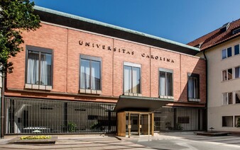 Rektorka Univerzity Karlovy se omluvila za odůvodnění výše odměn. Akademie ji ostře zkritizovala