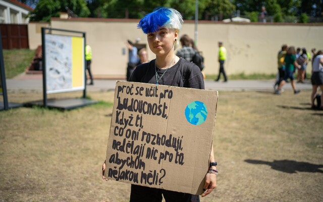 Reportáž: Kdo jsou studenti a studentky, kteří v Praze stávkovali za klima?