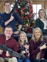 Republikánský kongresman pózoval s rodinou před vánočním stromečkem se zbraněmi. Na Twitteru vzbudil pohoršení