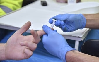 Revoluce v boji proti HIV? Nový lék vykazuje téměř stoprocentní účinnost, má to ale háček