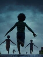 Režisér výborně hodnoceného hororu, který čerstvě vtrhl do kin, točí svůj nový film v Praze. Co o něm víme?