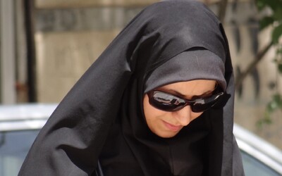 Riaditeľ školy požiadal študentky, aby si zložili hidžáb. Teraz čelí vyhrážkam smrti